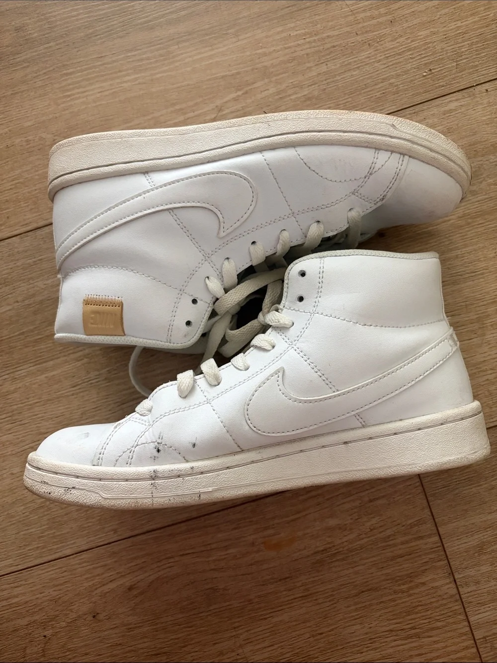 Women's White High-Top Nike Sneakers with Subtle Logo